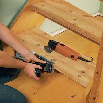 Måla om trappa: Alla hörn, framsidor och baksidor slipas Måla om trappa: Alla hörn, framsidor och baksidor slipas